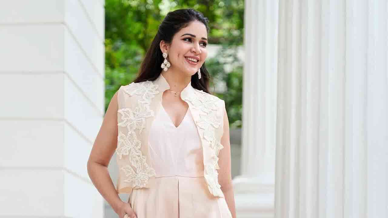 Lavanya Tripathi | మెగా కోడలు లావణ్య త్రిపాఠి సొట్టబుగ్గల సౌందర్యం