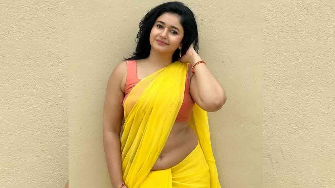 Poonam Bajwa | పసుపు రంగు చీరలో పూనమ్ బజ్వా అందాల ఆరబోత