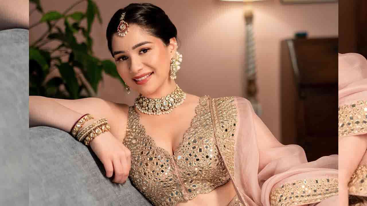 Sara Tendulkar | బంగారు వర్ణపు కాంతుల భామ సారా టెండుల్కర్