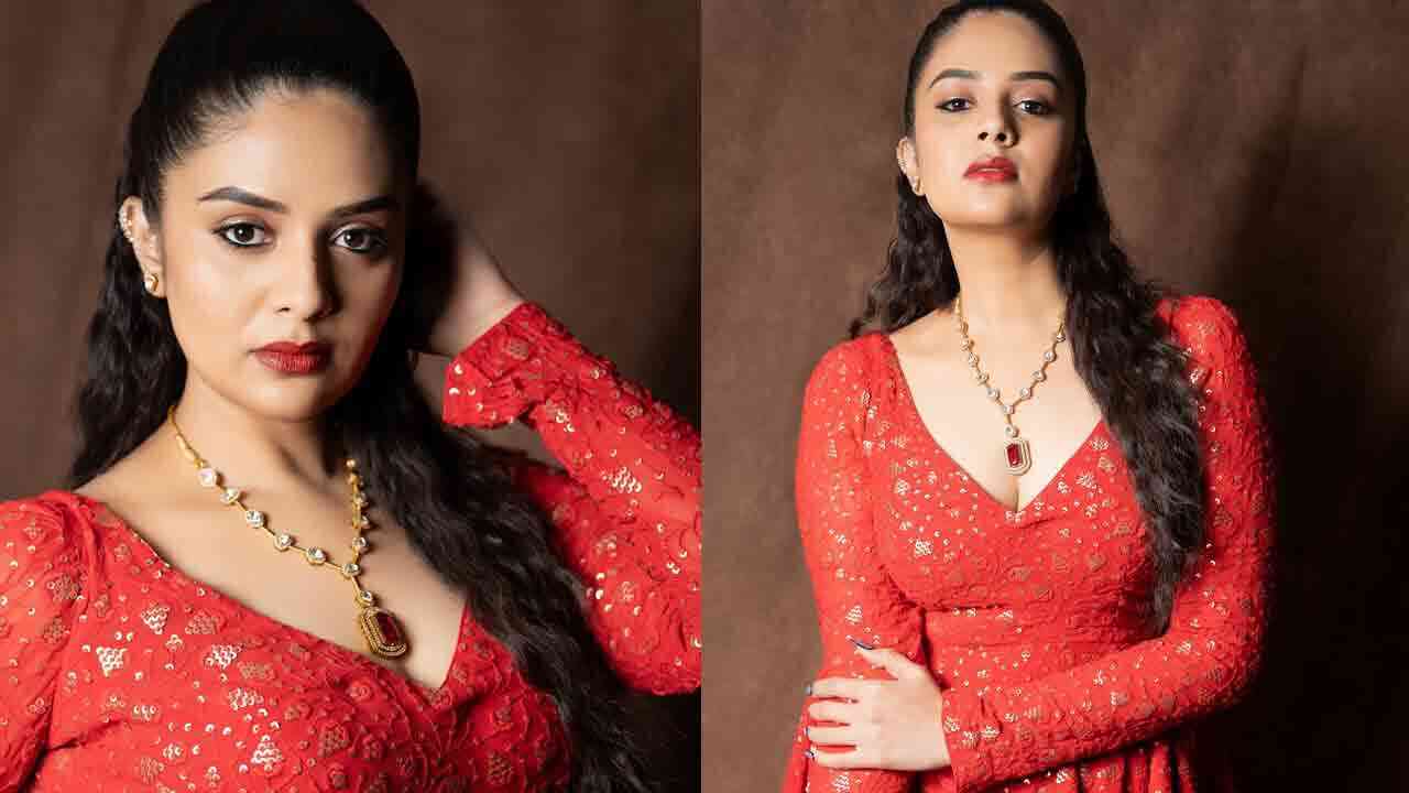 Sreemukhi : రెడ్ డ్రెస్‌లో అందాల భామ శ్రీముఖి హాట్ ఫోజులు