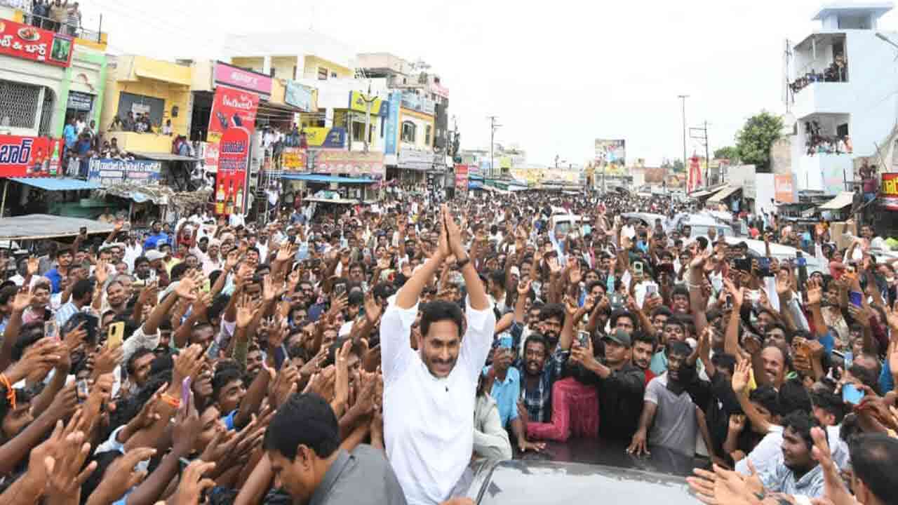 Photos: వినుకొండలో మాజీ సీఎం జగన్.. బ్రహ్మరథం పట్టిన ప్రజానీకం