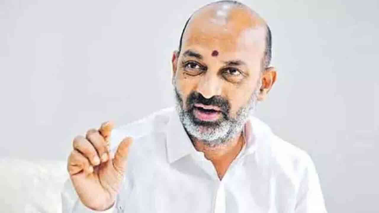 కేటీఆర్ పై సంచలన వ్యాఖ్యలు చేసిన బండి సంజయ్.. విలీనం ఫేక్ అంటూ కొట్టివేత 