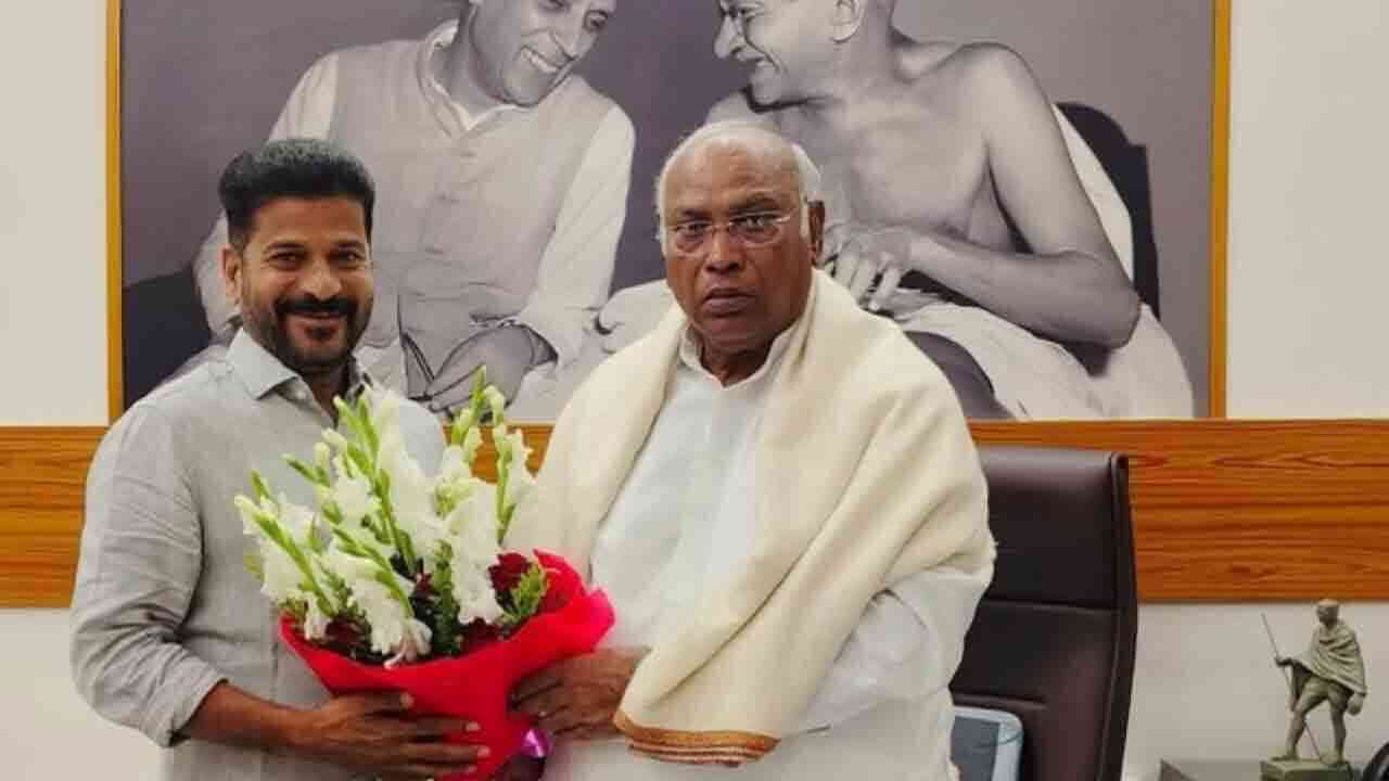 ఢిల్లీ చేరుకున్న తెలంగాణ సీఎం రేవంత్‌ రెడ్డి.. అగ్రనేతలతో భేటీలు