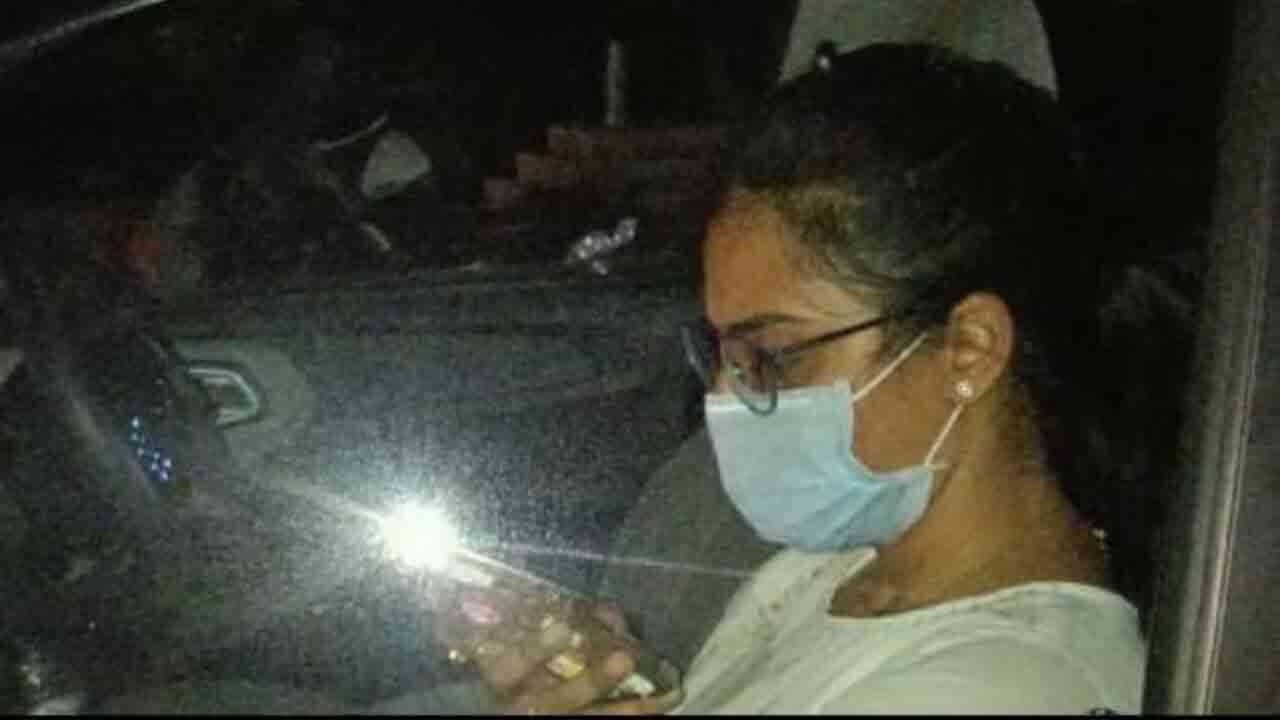 వైసీపీ ఎమ్మెల్సీ దువ్వాడ శ్రీనివాస్ కుటుంబంలో చిచ్చు.. తండ్రి ఇంటి ఎదుట కుమార్తెల నిరసన 