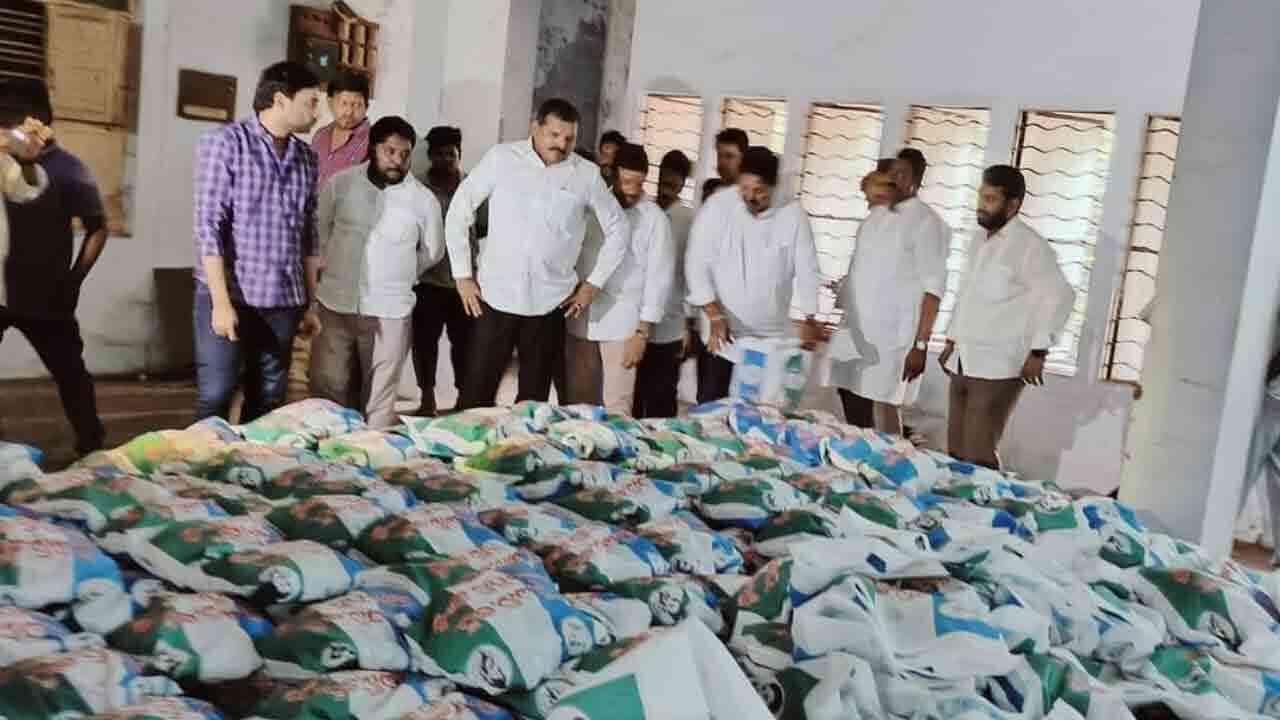  వరద బాధితులకు వైసిపి రేషన్ కిట్లు పంపిణీ.. 50 వేల కిట్లను సిద్ధం 