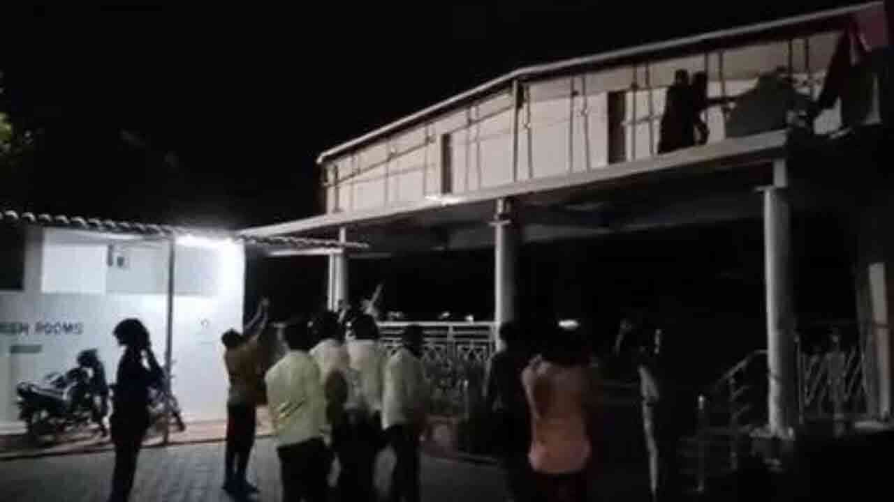 సిద్దిపేటలో ఉద్రిక్త పరిస్థితులు.. మాజీమంత్రి హరీష్ రావు ఆఫీస్ పై దాడి 