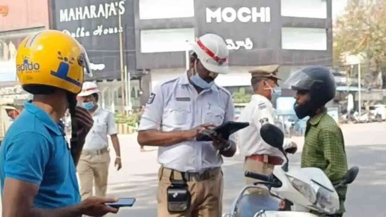 తెలంగాణలో వాహన చోదకులకు బిగ్ షాక్.. భారీగా పెరగనునన్న ట్రాఫిక్ చలాన్లు