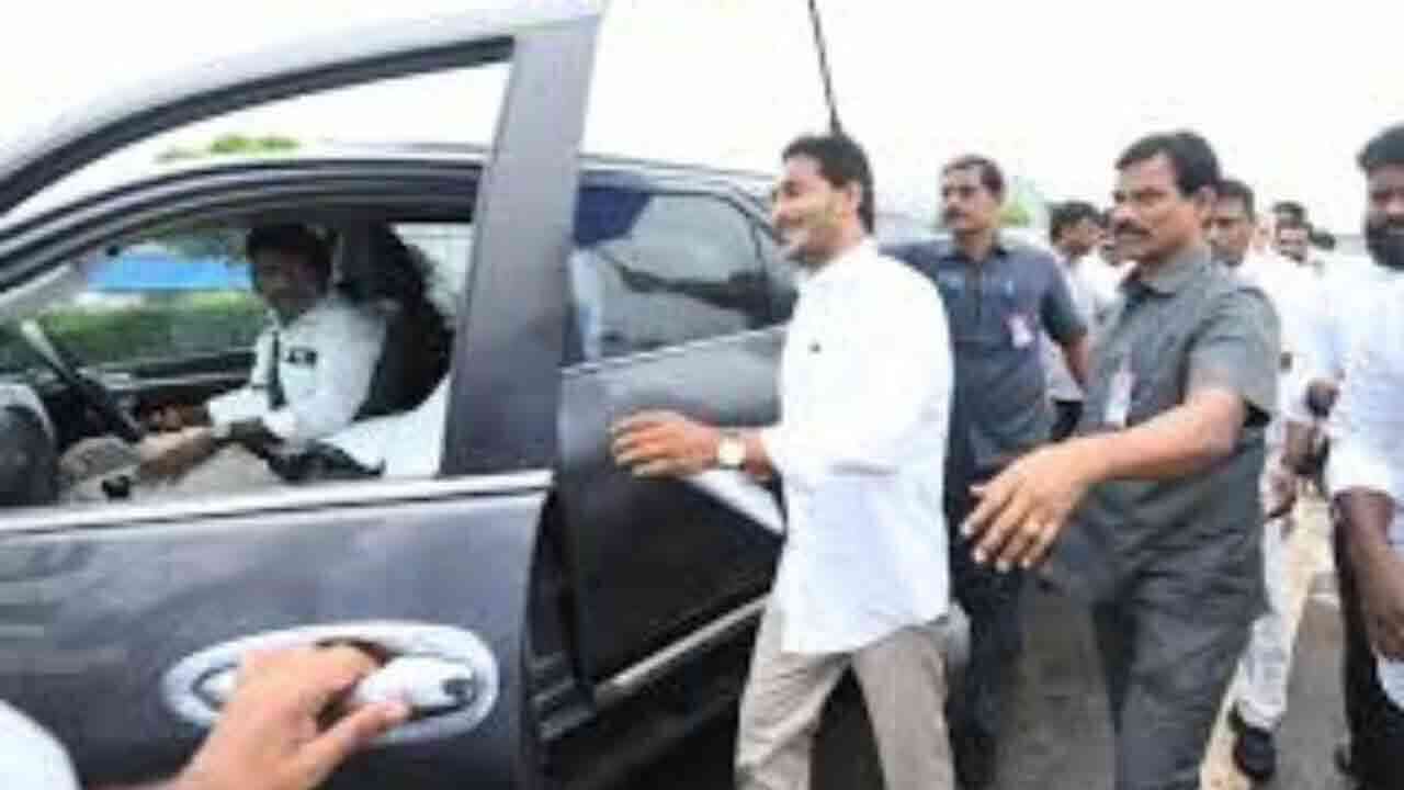 రషీద్ కుటుంబాన్ని పరామర్శించేందుకు వెళుతున్న మాజీ సీఎం జగన్ 