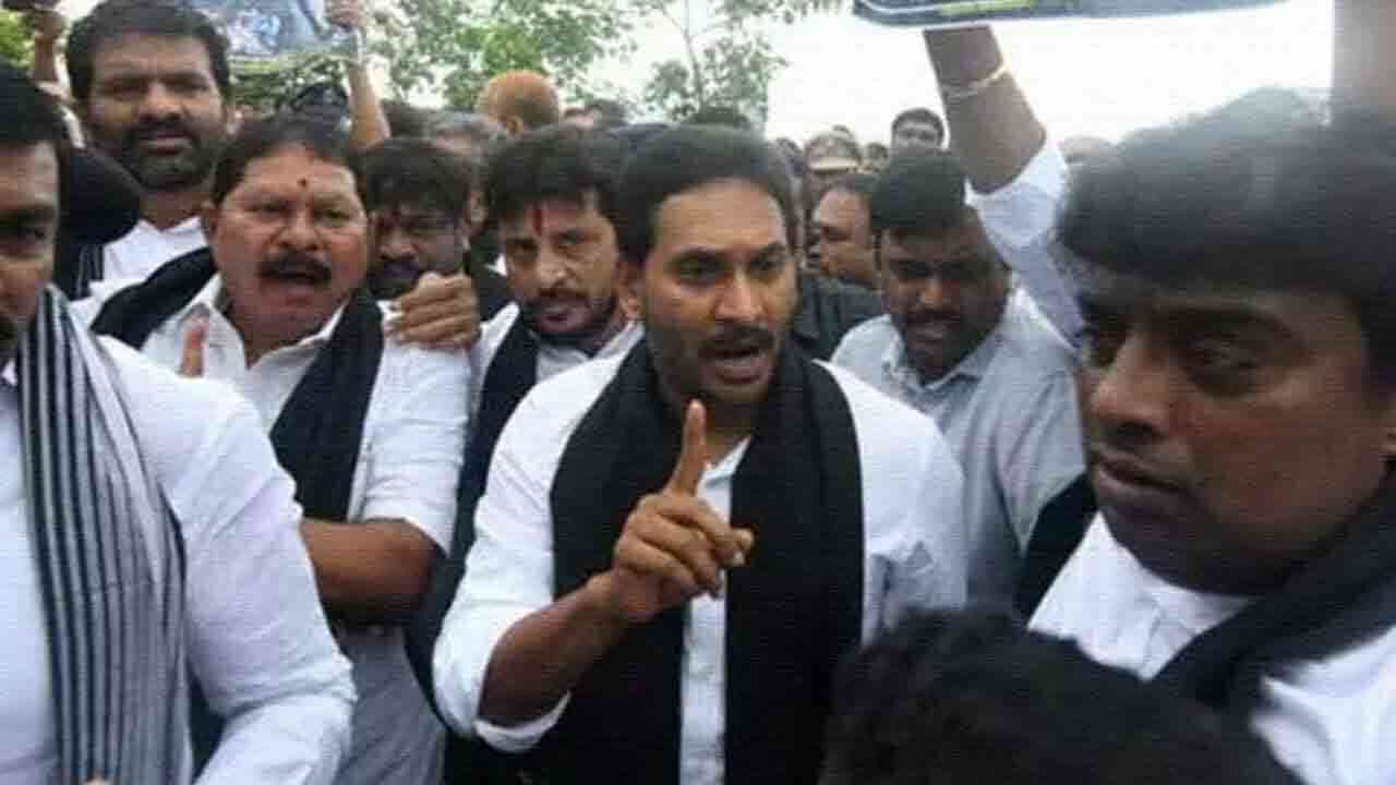 ఏపీ అసెంబ్లీ వద్ద ఉద్రిక్తత.. పోలీసులకు వార్నింగ్ ఇచ్చిన వైఎస్ జగన్ 