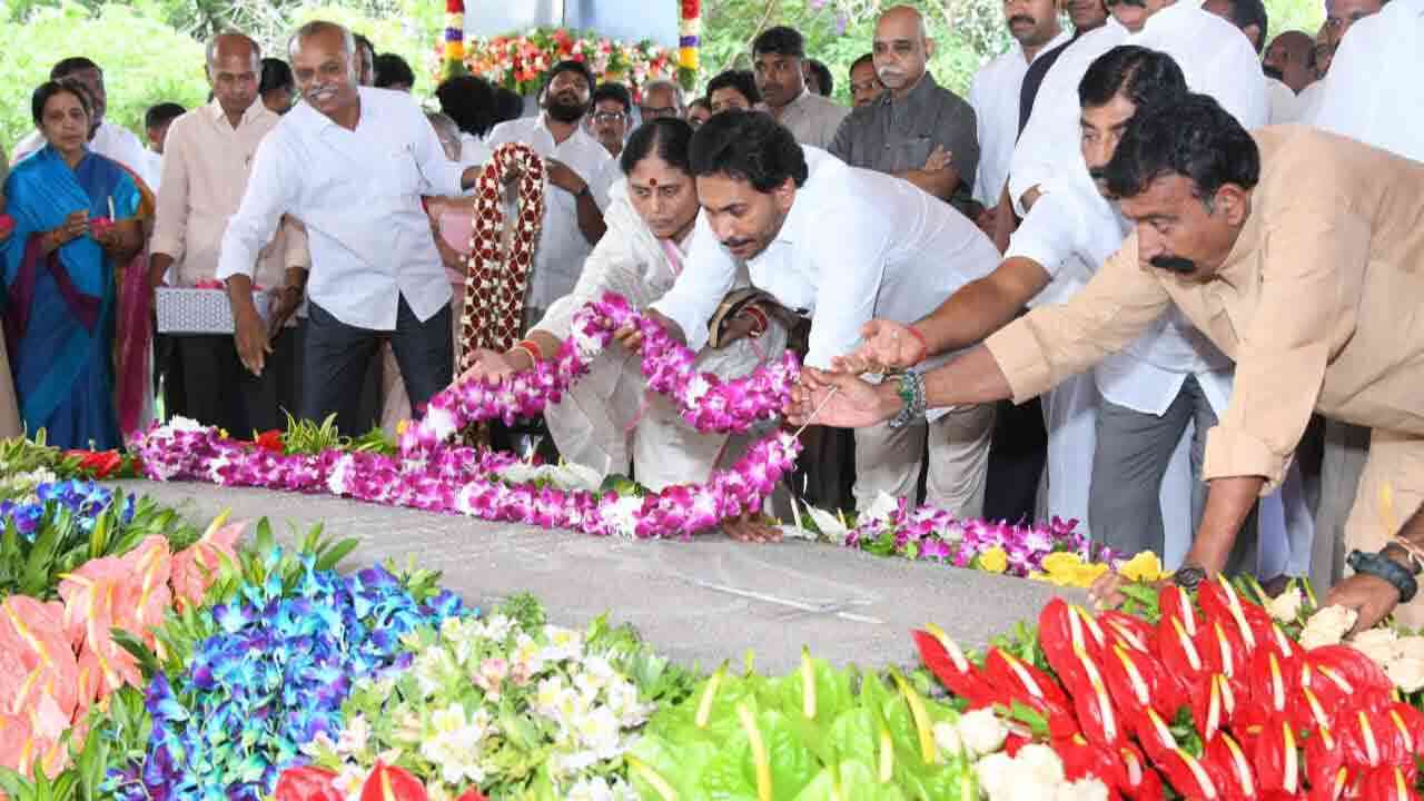 Ysr Birth anniversary : వైఎస్సార్ కు ఘనంగా నివాళులర్పించిన మాజీ సీఎం జగన్మోహన్ రెడ్డి 