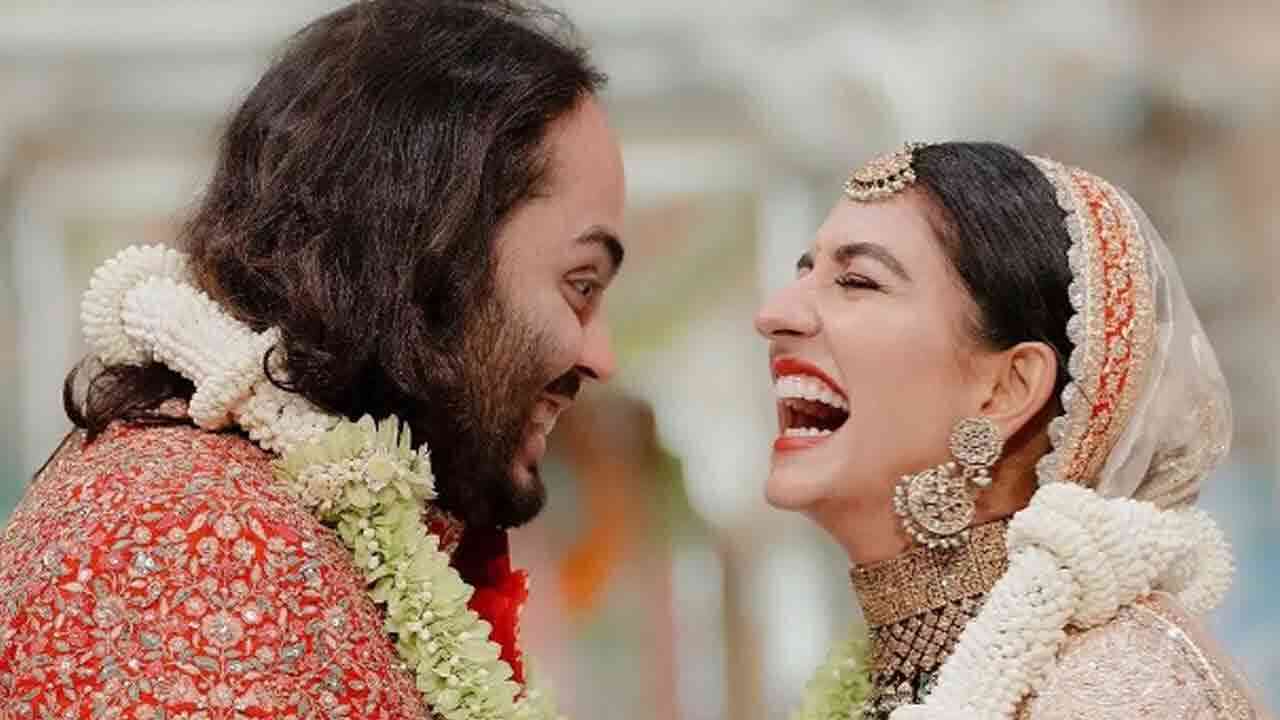 అంబానీ అంటే కడుపు మంట.. అన్ని కోట్లు ఖర్చు పెట్టి పెళ్లి చేసుకోవటం అవసరమా?