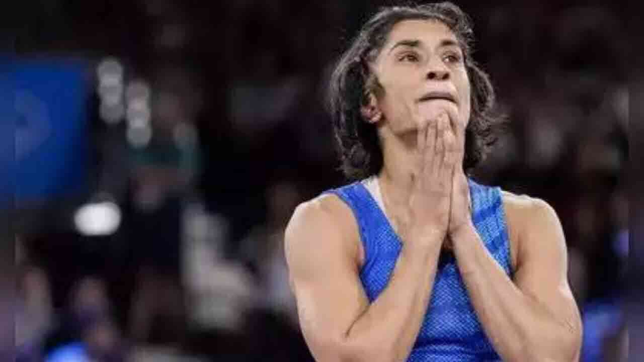 ఒలింపిక్స్ లో భారత్ కు షాక్.. వినేష్ ఫోగాట్ పై అనర్హత వేటు