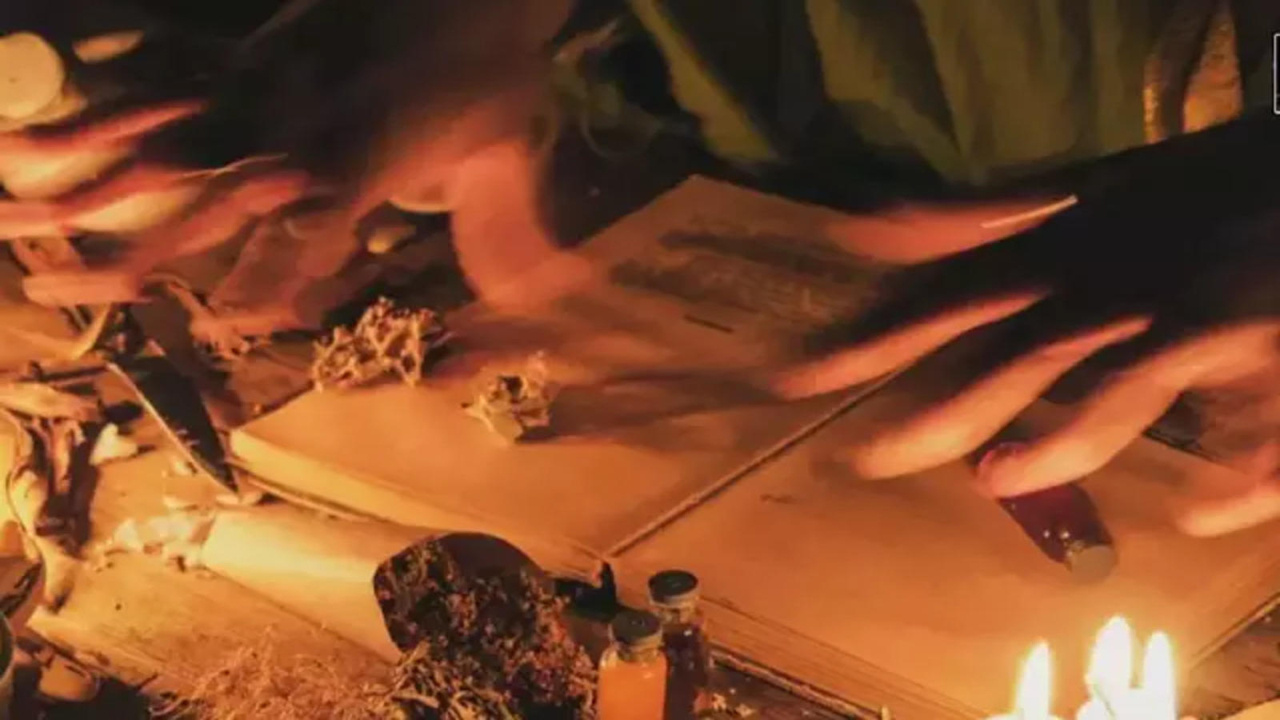 BLACK MAGIC : ఈ 4 రాశుల వారు మంత్ర, తంత్రాలపైనే ఎక్కువగా నమ్మకం పెట్టుకుంటారు..మీ రాశి కూడా ఉందేమో చెక్ చేసుకోండి..