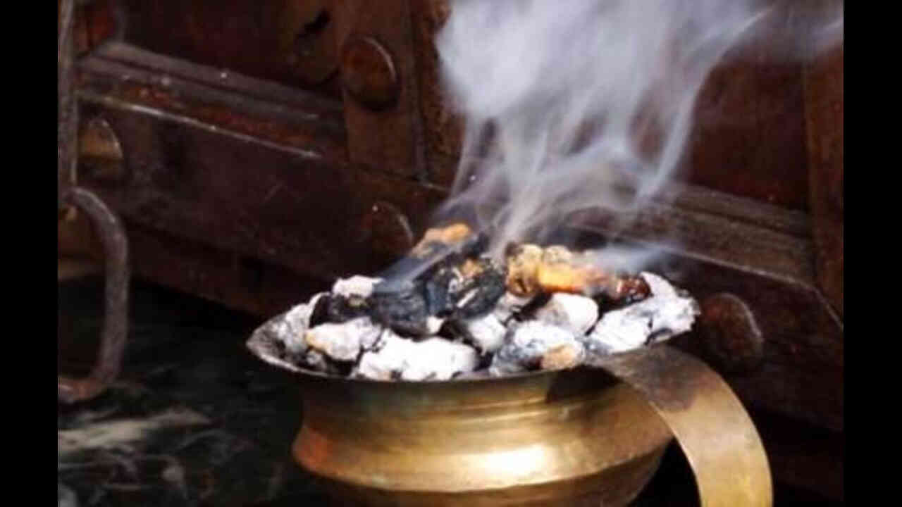 Guggal Dhoopam: ఇంట్లో ధూపం ఇలా వేస్తే..అప్పుల బాధలు తొలగి, సిరిసంపదలు సిద్ధిస్తాయట