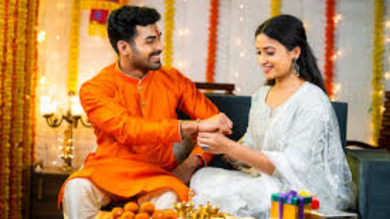 Raksha Bandhan 2024: సోదరుడికి రాఖీ ఎలా కట్టాలి.? ఈ మంత్రాన్ని పఠించండి