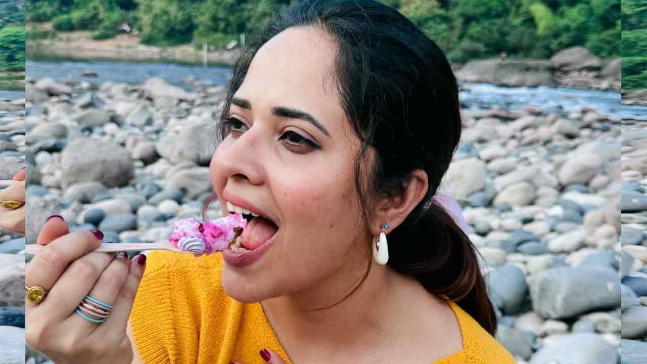 Anasuya Bharadwaj | రాళ్లు రప్పల మధ్య రంగమ్మత్త పుట్టిన రోజు వేడుకలు