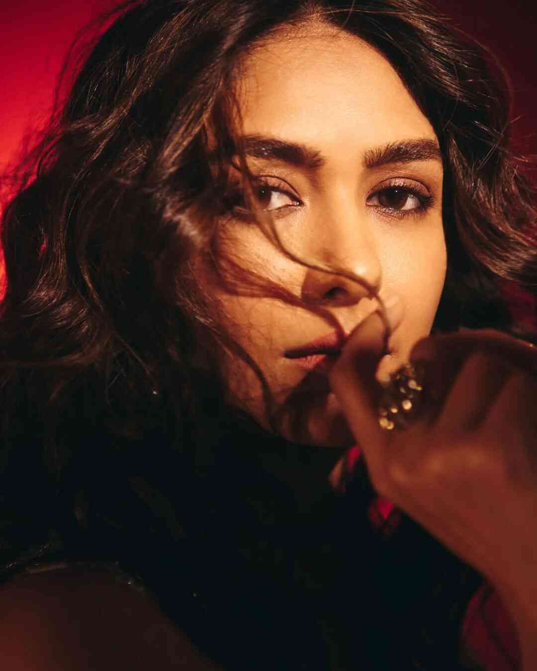  Mrunal Thakur