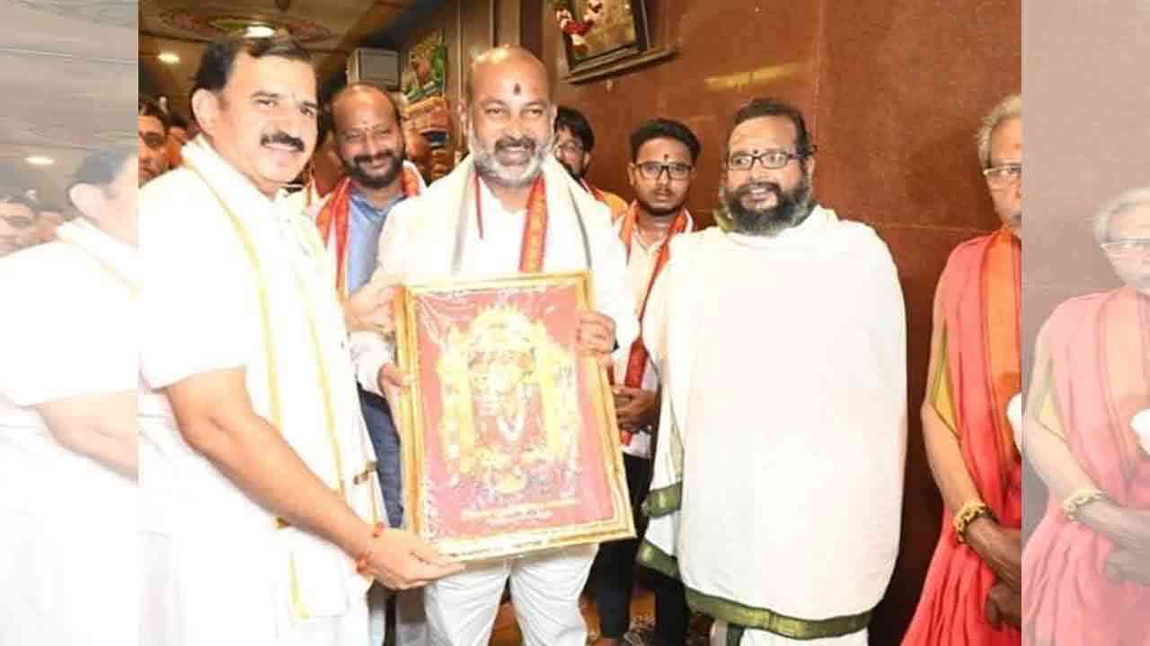 విజయవాడ కనక దుర్గమ్మ చెంతకు కేంద్ర మంత్రి బండి సంజయ్ కుమార్