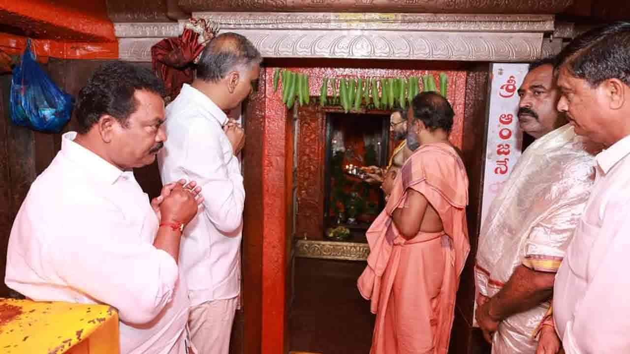 జగిత్యాల జిల్లా కొండగట్టు అంజన్నను దర్శించుకున్న మాజీ మంత్రి హరీశ్ రావు