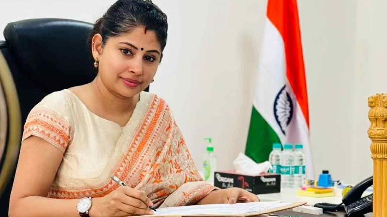 Smita Sabarwal | ఈ ఐఏఎస్‌కు యువతలో మస్త్ క్రేజ్.. డైనమిక్ ఆఫీసర్‌కు కేరాఫ్