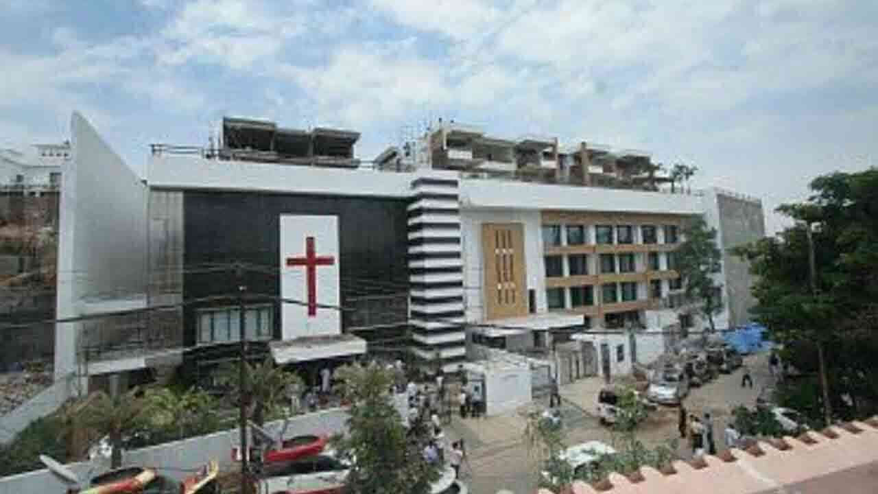 జగన్ నివాసం లోటస్పాండ్ లో అక్రమ నిర్మాణాలు కూల్చివేత 