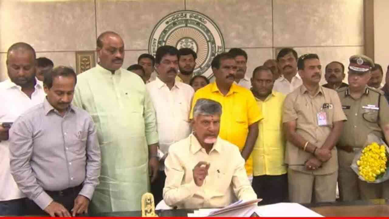 ముఖ్యమంత్రిగా బాధ్యతలు స్వీకరించిన చంద్రబాబు.. ఆ ఐదు ఫైళ్లపై సంతకాలు 