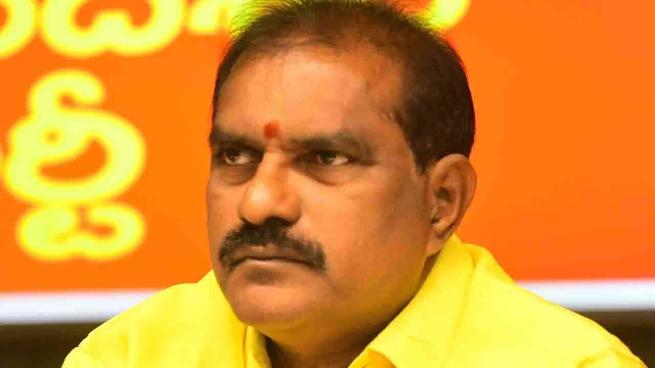 ఏపీలో పెన్షన్ల పంపిణీపై మంత్రి కీలక ప్రకటన.. ఇంటి వద్దకే వారితో పంపిణీ చేస్తామని స్పష్టం 