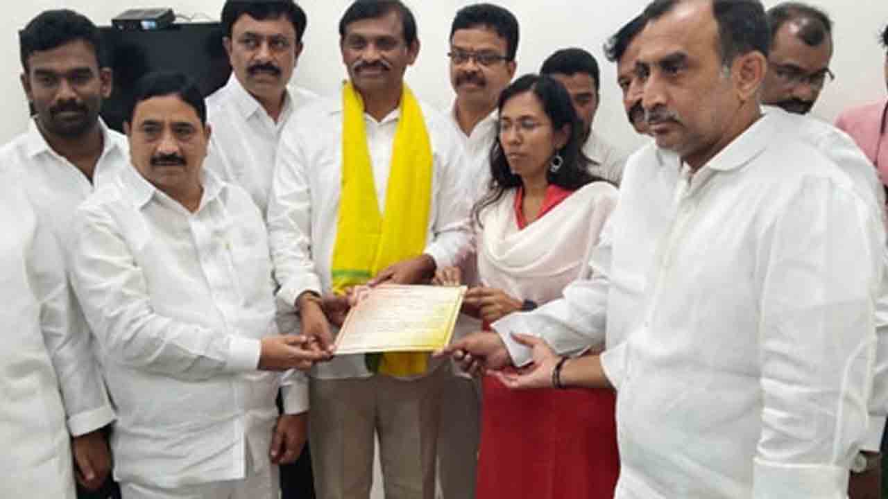 ﻿ఏపీలో ముగిసిన ఎమ్మెల్సీ డ్రామా.. ఎట్టకేలకు టీడీపీ అభ్యర్థికి డిక్లరేషన్ అందజేత