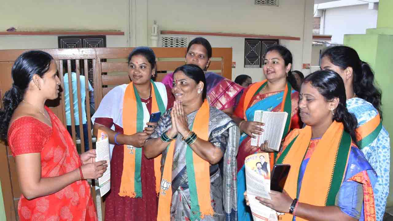బిజెపి అభ్యర్థి అందెల శ్రీరాములు గెలుపు కోసం ఆడపడుచుల ఇంటింటి ప్రచారం