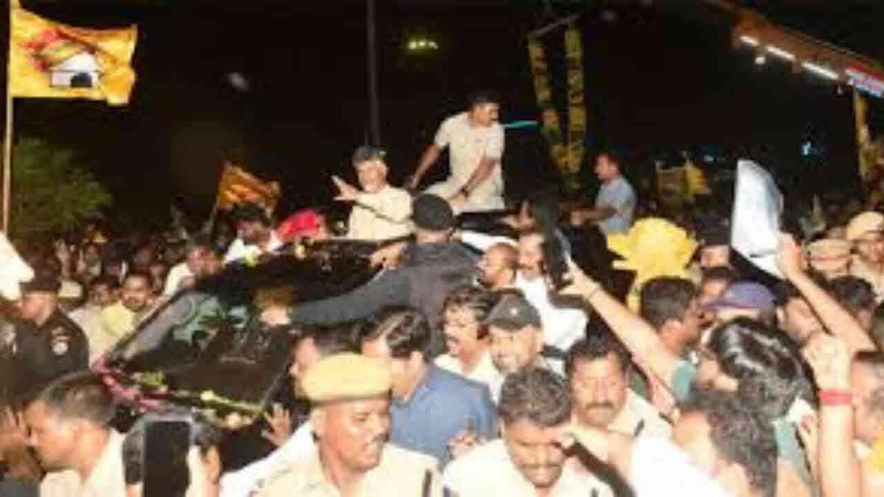 హైదరాబాదులో చంద్రబాబుకు ఘన స్వాగతం పలికిన తెలుగుదేశం పార్టీ శ్రేణులు
