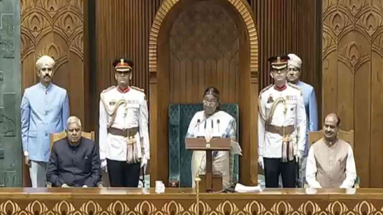 ఉభయ సభలను ఉద్దేశించి ప్రసంగించిన రాష్ట్రపతి.. అతిపెద్ద ఆర్థిక వ్యవస్థగా భారత్ ఎదుగుతోందన్న ద్రౌపది ముర్ము 