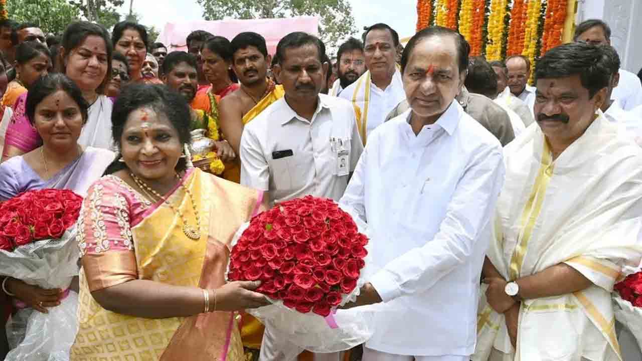 తొలిసారి తెలంగాణ సచివాలయానికి గవర్నర్.. సాదర స్వాగతం పలికిన సీఎం కేసీఆర్