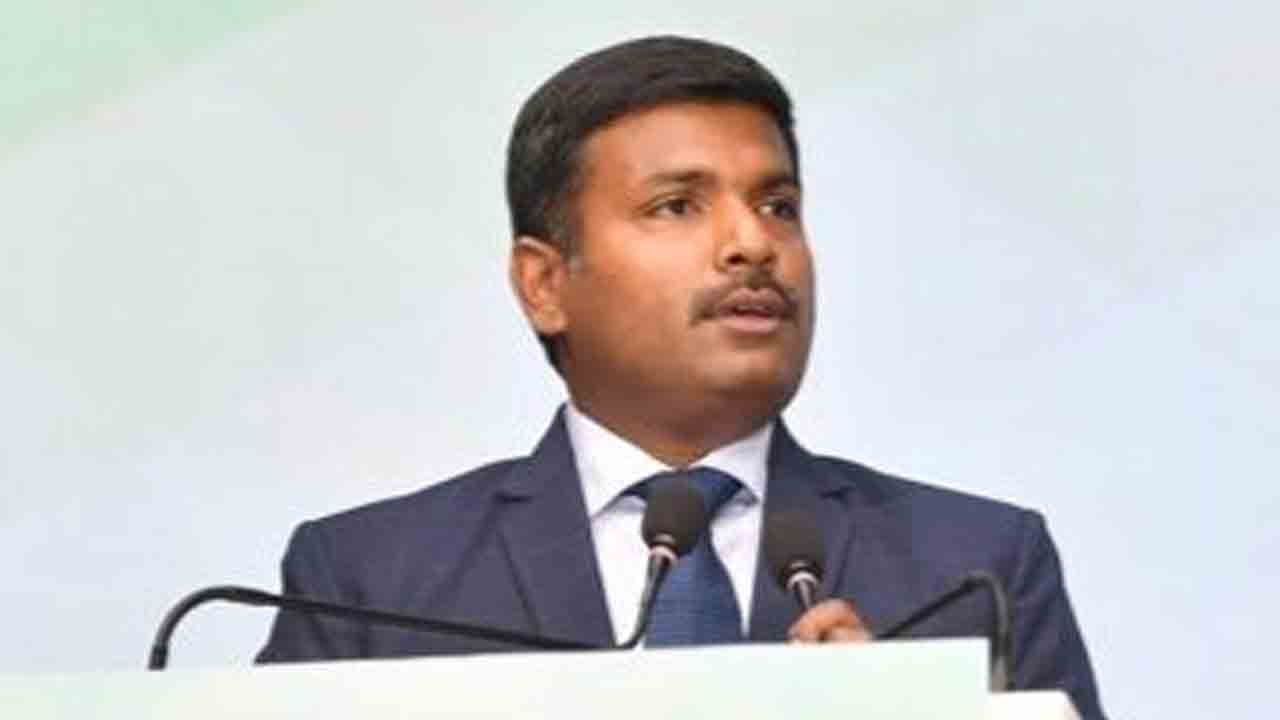 శ్రీదేవి నమ్మకద్రోహి.. ఏపీ మంత్రి సంచలన వ్యాఖ్యలు