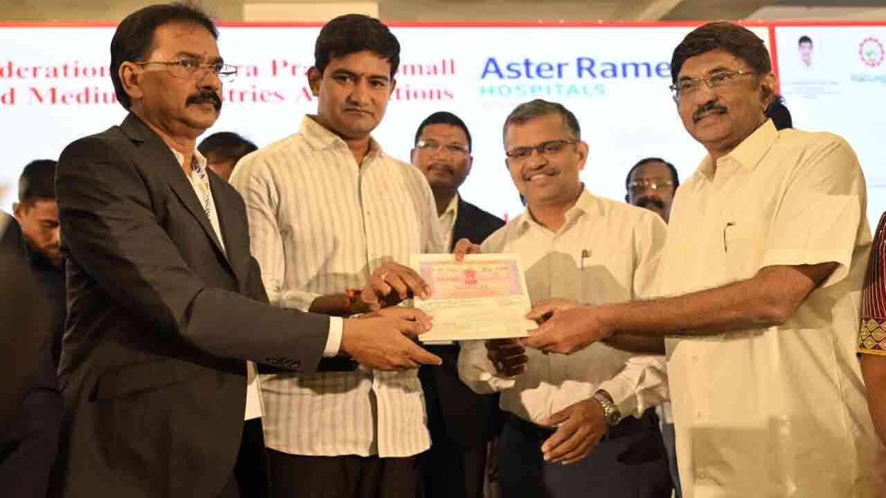 పరిశ్రమలు నెలకొల్పే వారికి ప్రోత్సాహకాలు : మంత్రి కొండపల్లి శ్రీనివాస్ 