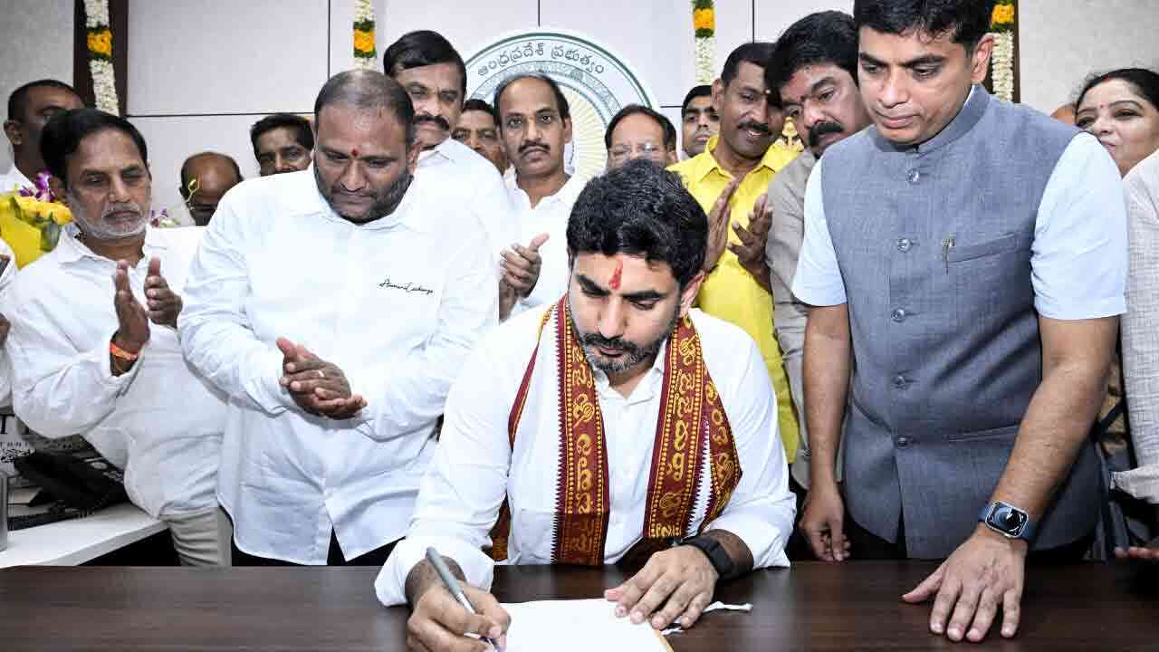 బాధ్యతలు స్వీకరించిన మంత్రి నారా లోకేష్.. మెగా డీఎస్సీ విధివిధానాలపై తొలి సంతకం 