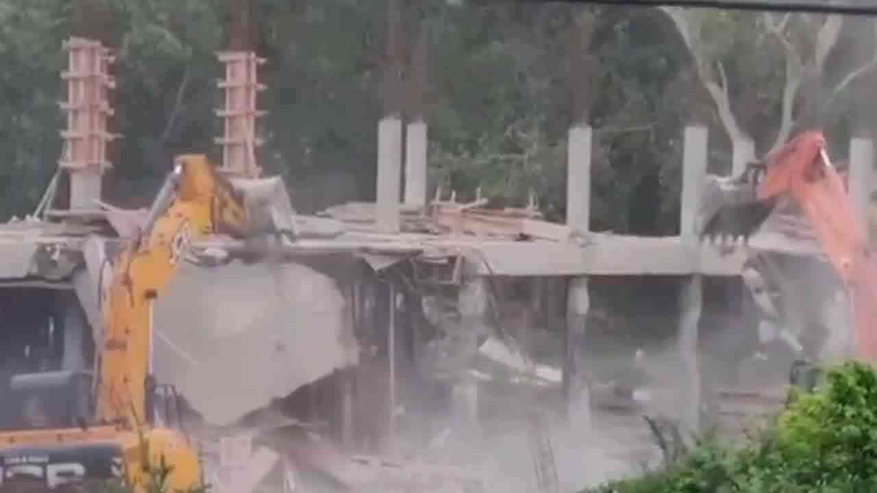 అర్ధరాత్రి ఆదేశాలు.. తెల్లవారకముందే తాడేపల్లిలోని వైసీపీ కార్యాలయం కూల్చివేత