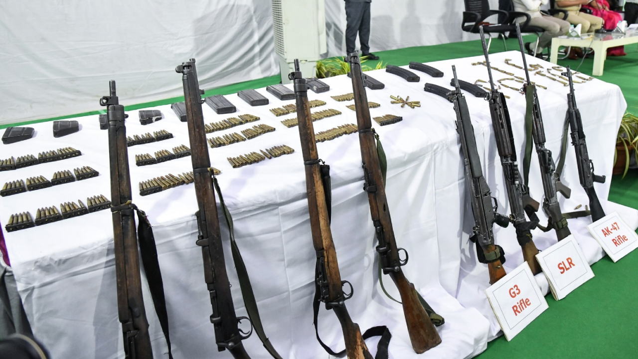 maoists lay down arms