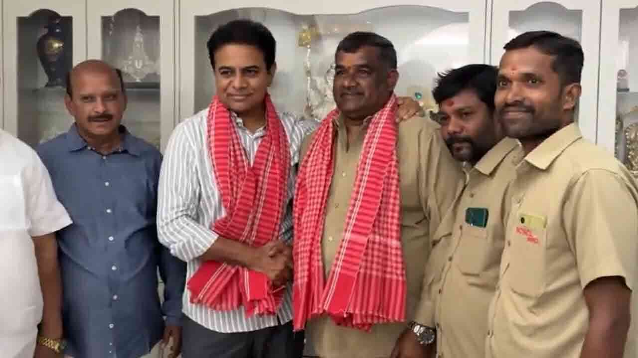 బీఆర్ఎస్ పార్టీకి హమాలీలు భారీ విరాళం.. రజతోత్సవ సభ కోసం కేటీఆర్‌కు అందజేత