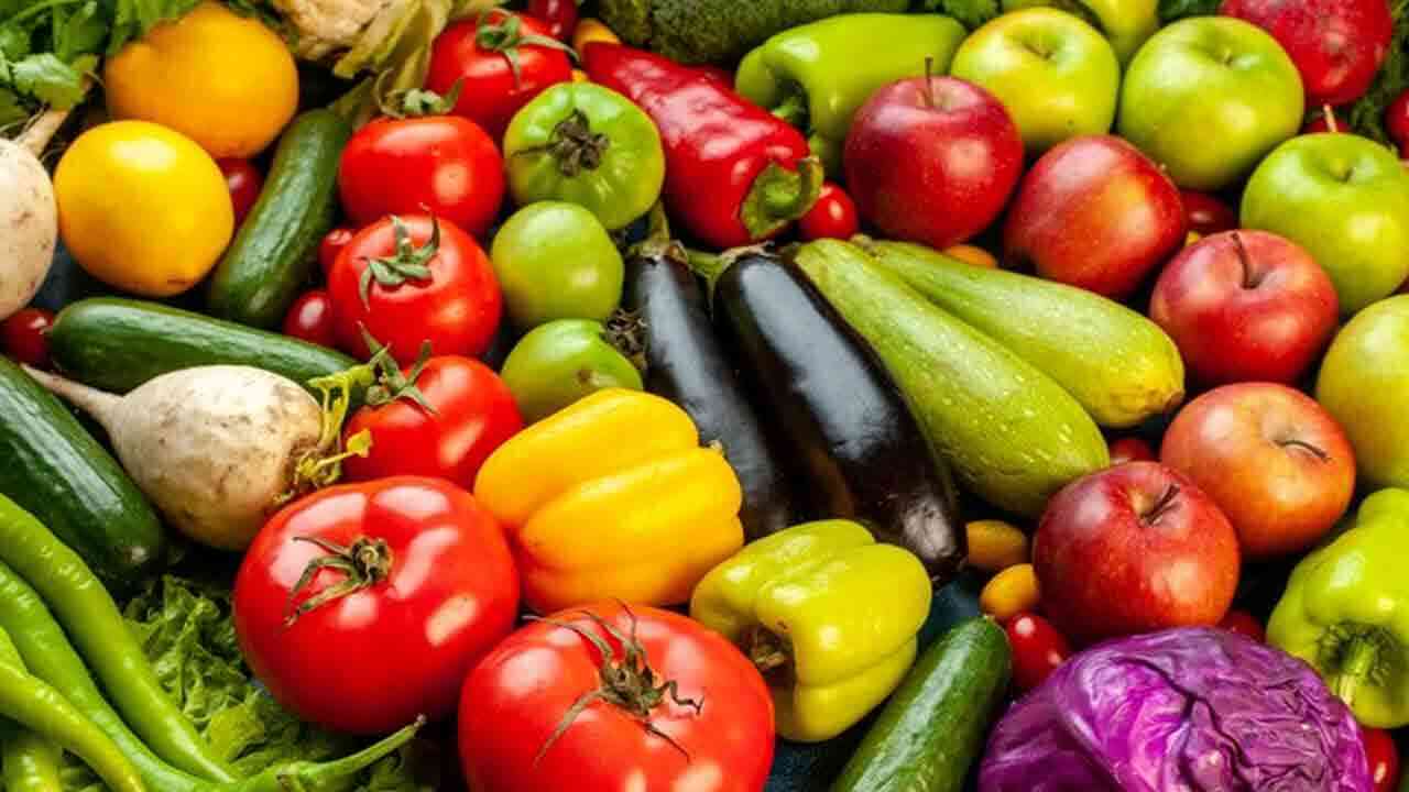 సామాన్యులకు చుక్కలు చూపిస్తున్న కూరగాయల రేట్లు.. సెంచరీ దాటిన టమాట ధర