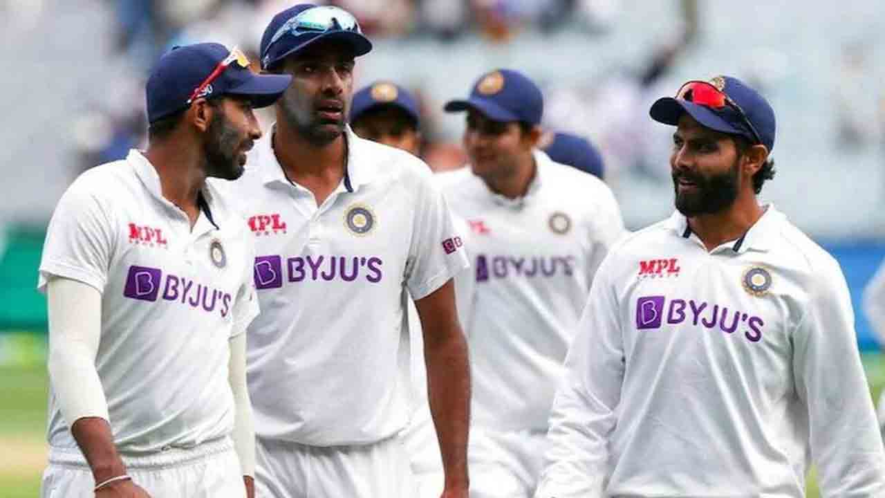 ﻿వరల్డ్‌ నంబర్‌వన్‌ అశ్విన్‌.. ఐసీసీ ర్యాంకింగ్స్‌లో భారత ప్లేయర్ల జోరు