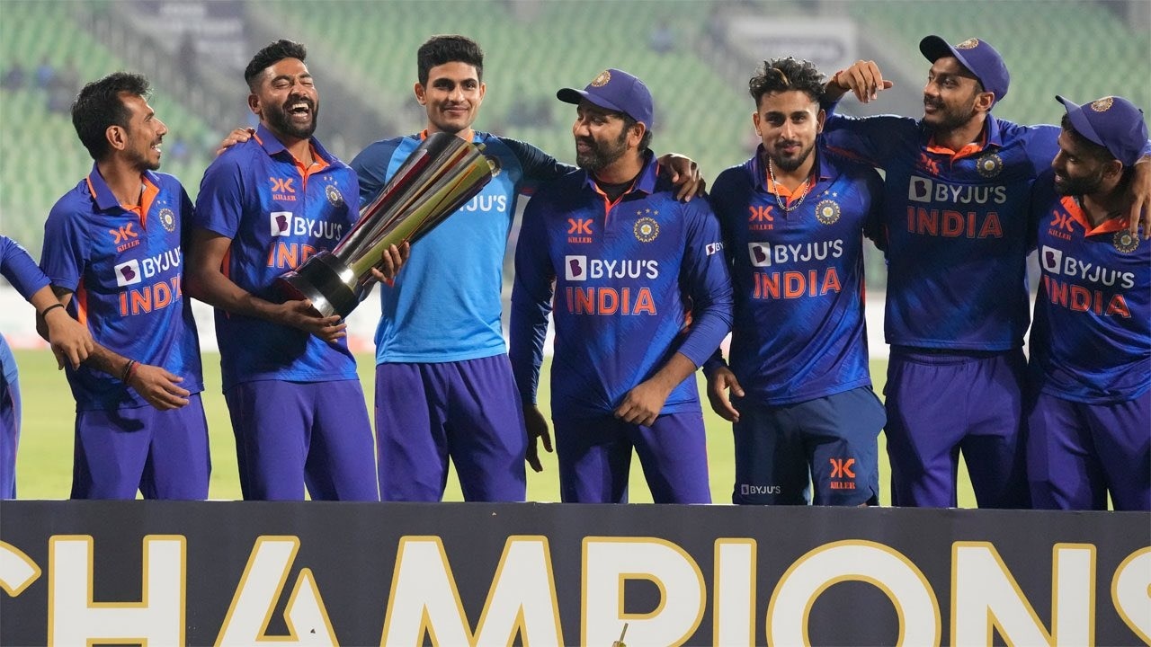 సిరాజ్‌ రెచ్చిపో.. హోం గ్రౌండ్‌లో దుమ్మురేపాలన్న రోహిత్‌ శర్మ