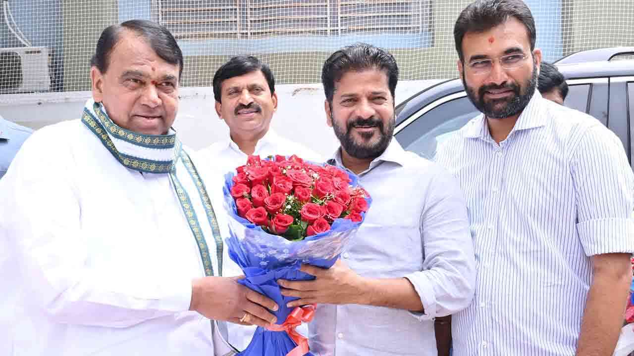 కాంగ్రెస్‌ తీర్థం పుచ్చుకున్న పోచారం శ్రీనివాస్ రెడ్డి.. పార్టీ మార్పు అందుకేనట..