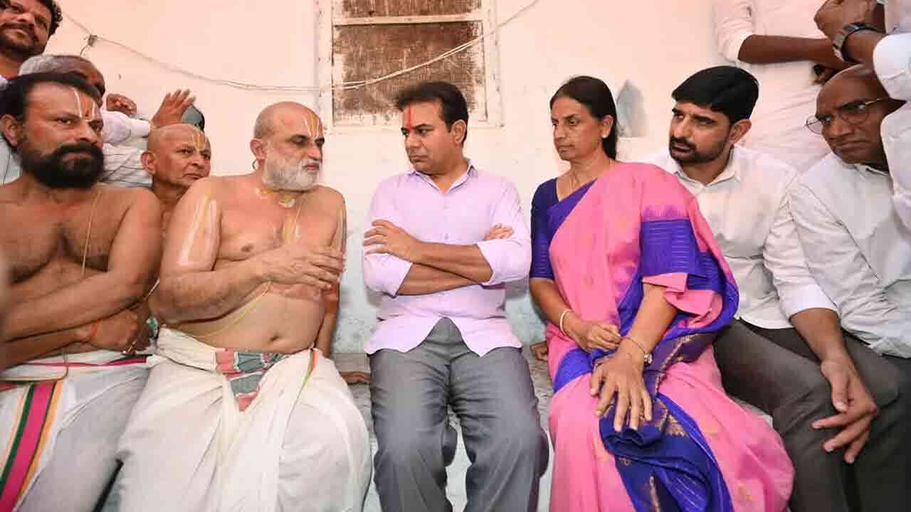 చిలుకూరు బాలాజీ ఆలయ ప్రధానార్చకుడు రంగరాజన్‌ను పరామర్శించిన కేటీఆర్