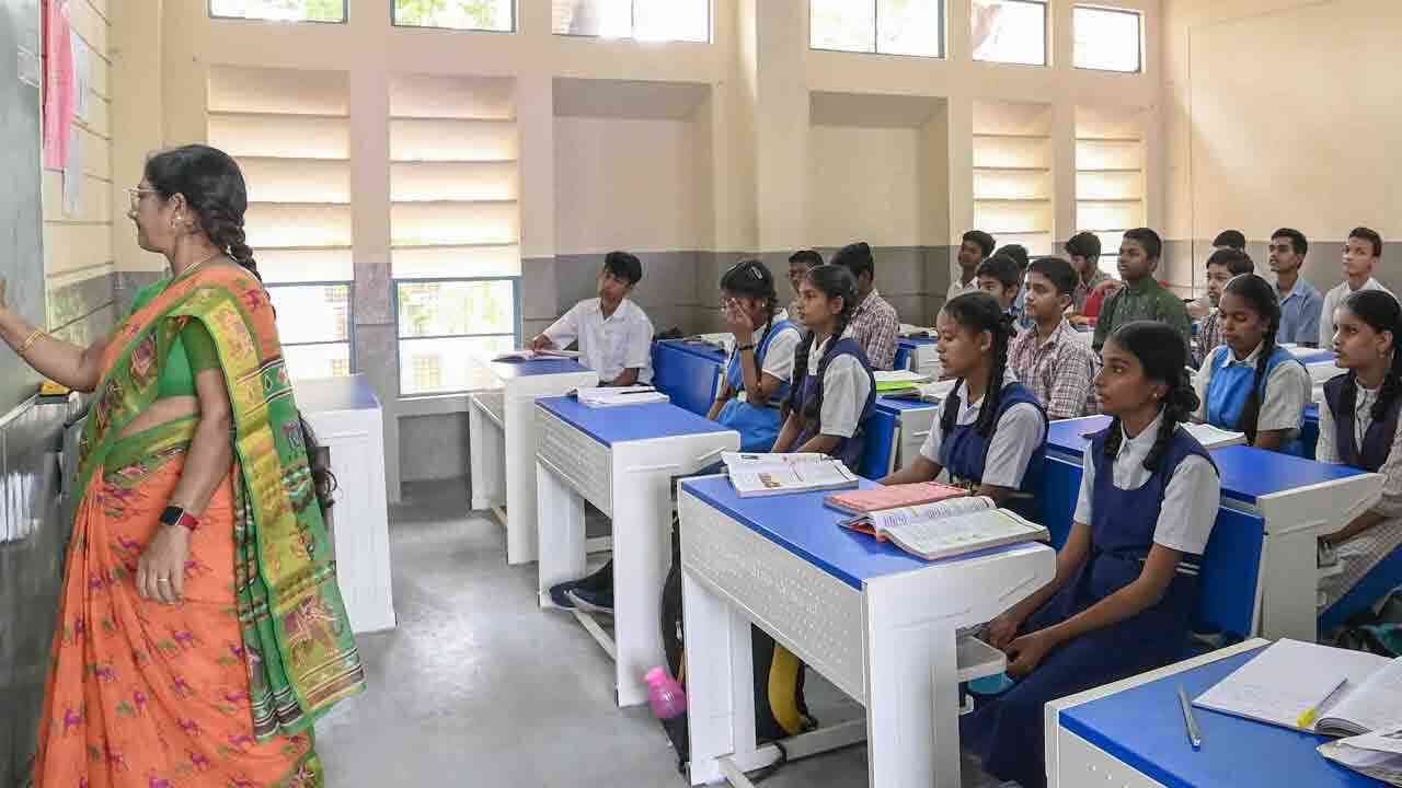 సంచలన నిర్ణయం దిశగా తెలంగాణ సర్కారు.. పేద విద్యార్థులకు ప్రైవేట్ స్కూళ్లలో 25 శాతం ఉచిత సీట్లు