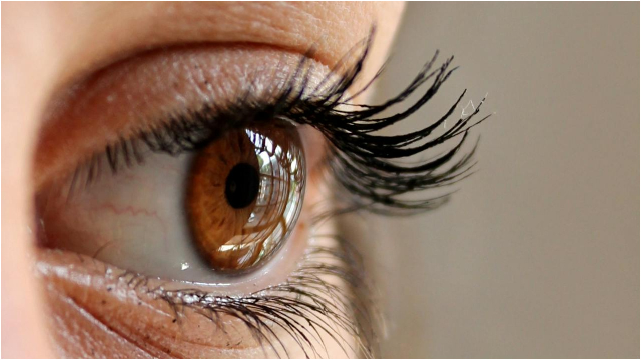 మగవారి కుడి కన్ను పదే పదే కొట్టుకుంటే  దాని అర్థం ఏమిటో తెలుసా?