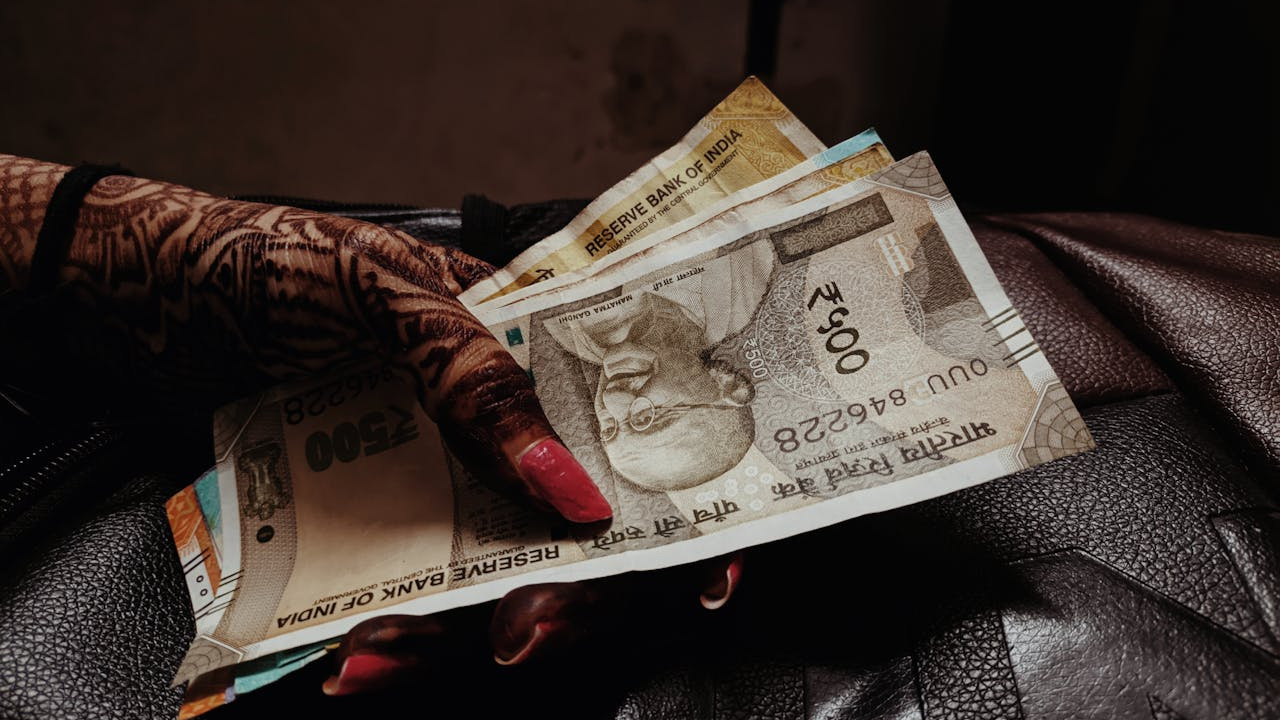 శుక్రవారం ఈ పని చేస్తే.. డబ్బు మిమ్మల్ని వెతుక్కుంటూ వస్తుంది