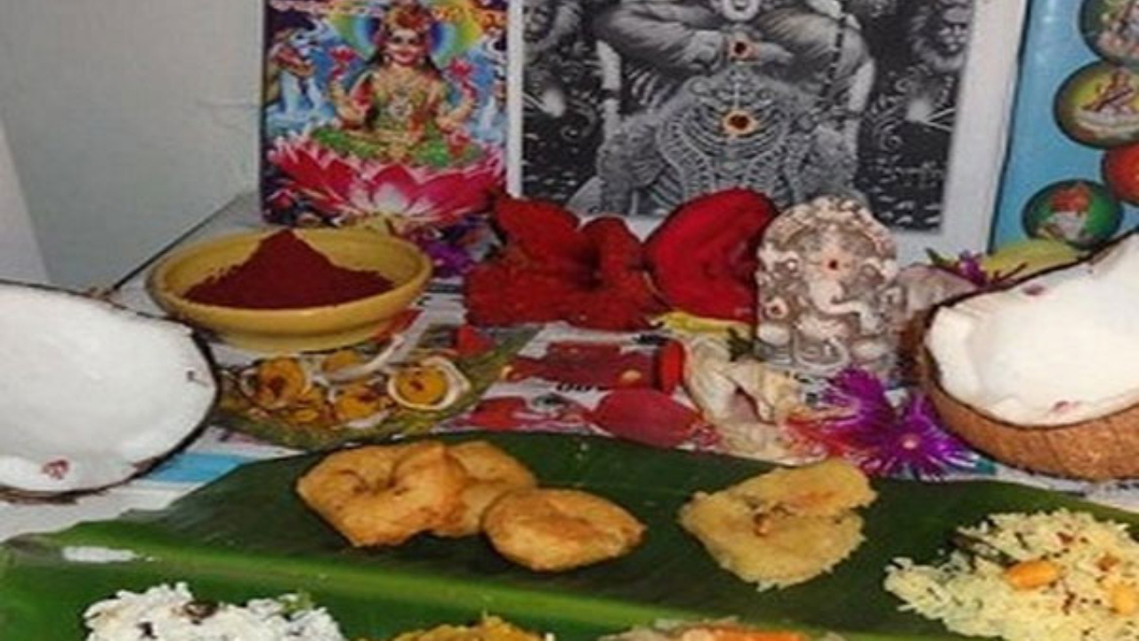 దేవుడికి నైవేద్యం పెట్టి..ఇలా చేస్తే..మీ ఇంట్లో బంగారం పంటే