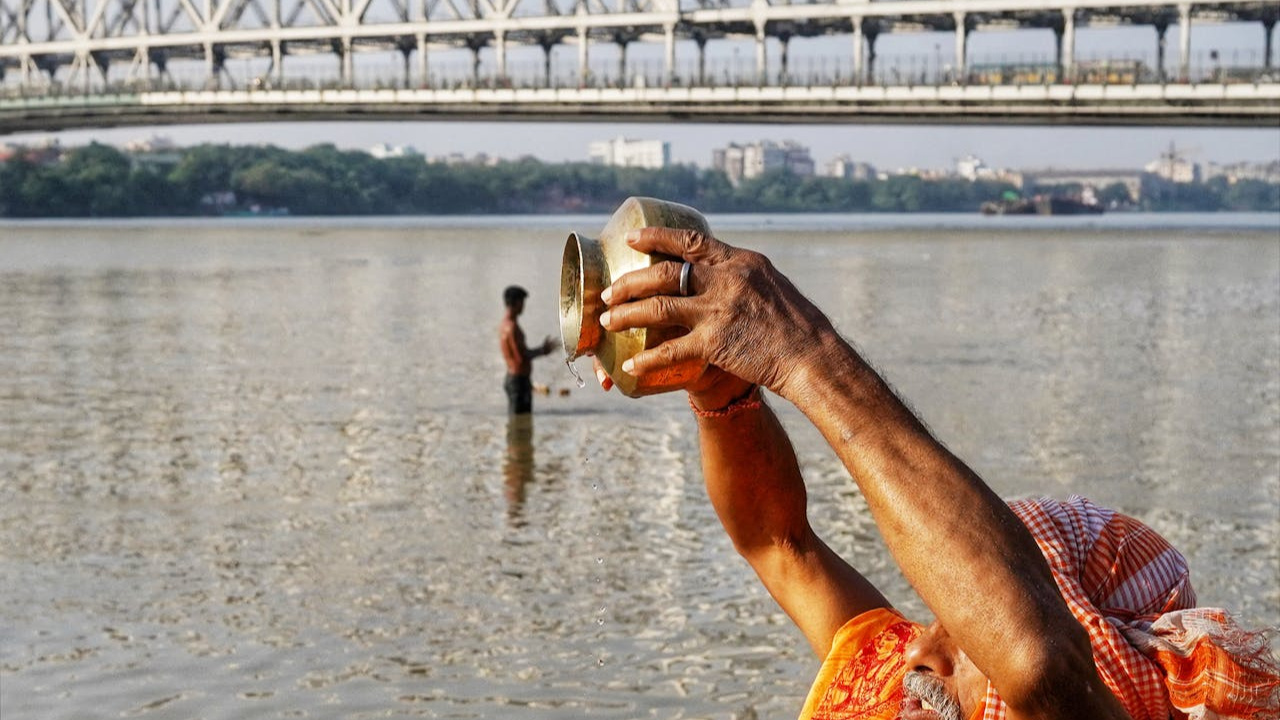 ఆషాఢ అమావాస్య రోజు  పితృ తర్పణం చేస్తే పూర్వీకుల ఆశీర్వాదం లభిస్తుంది