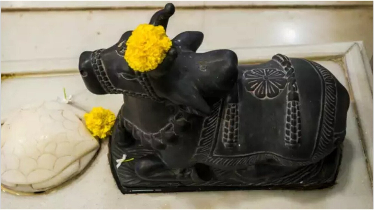 నంది చెవుల్లో ఇలా చెబితే కోరిన కోరికలు నెరవేరుతాయట