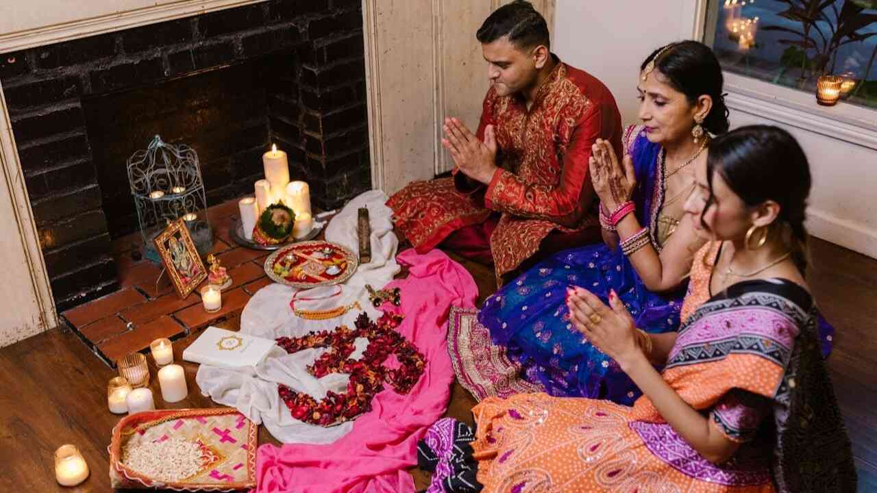 పొరపాటున కూడా ఈ దేవతల పటాలను మీ పూజగదిలో ఉంచకూడదు..!